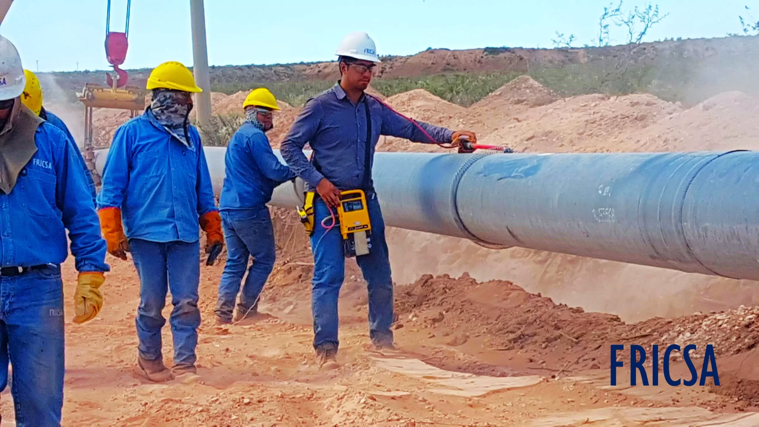 Equipo de FRICSA realizando controles sobre la cañería
