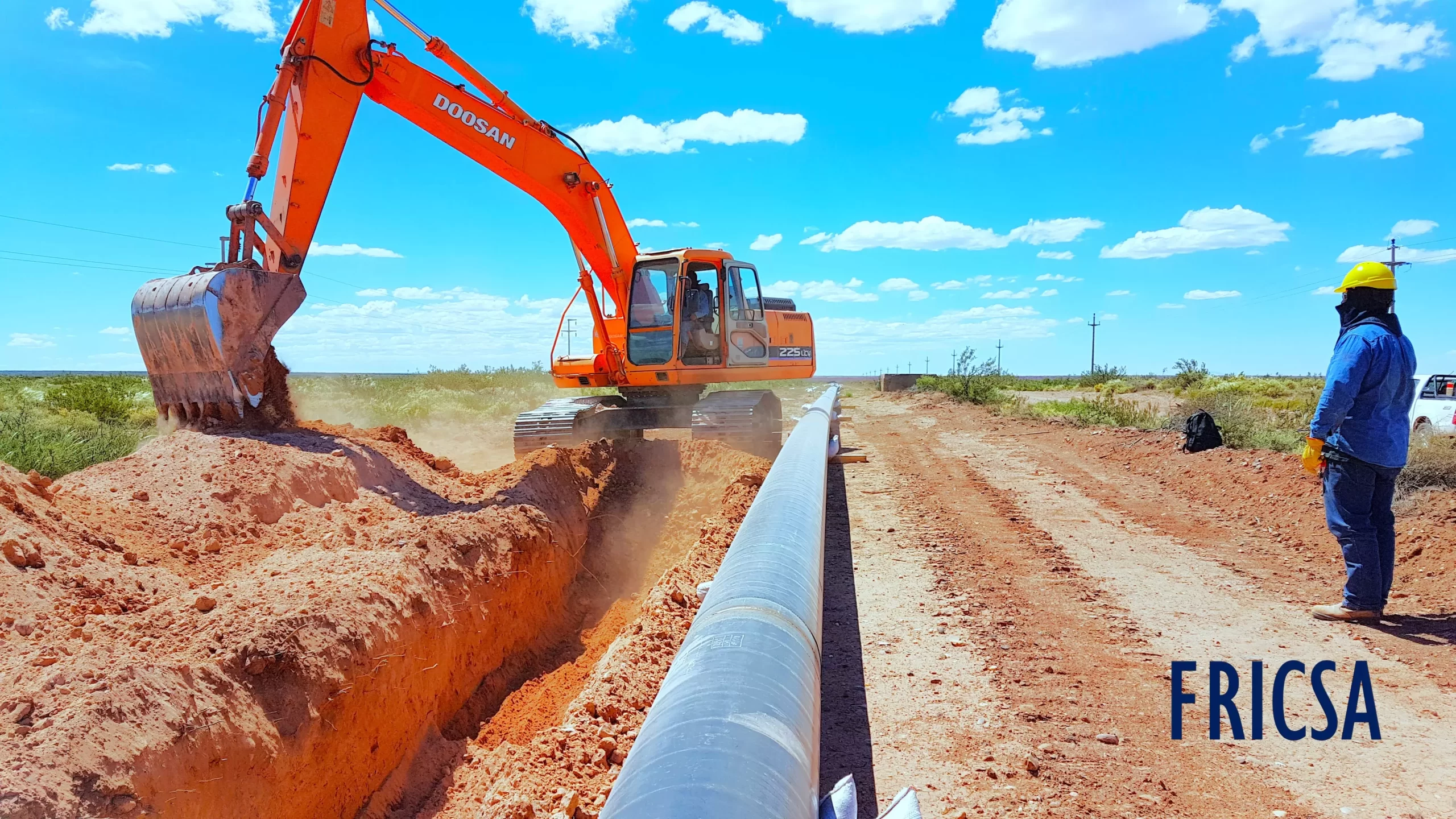 Excavadora abriendo la zanja junto a la cañería