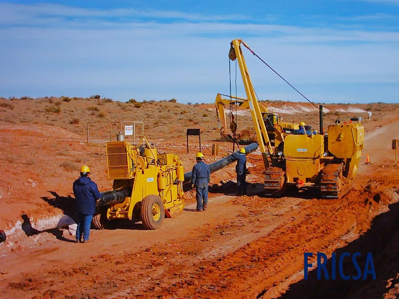 Equipos de obra trabajando en la apertura de pista y zanjeo