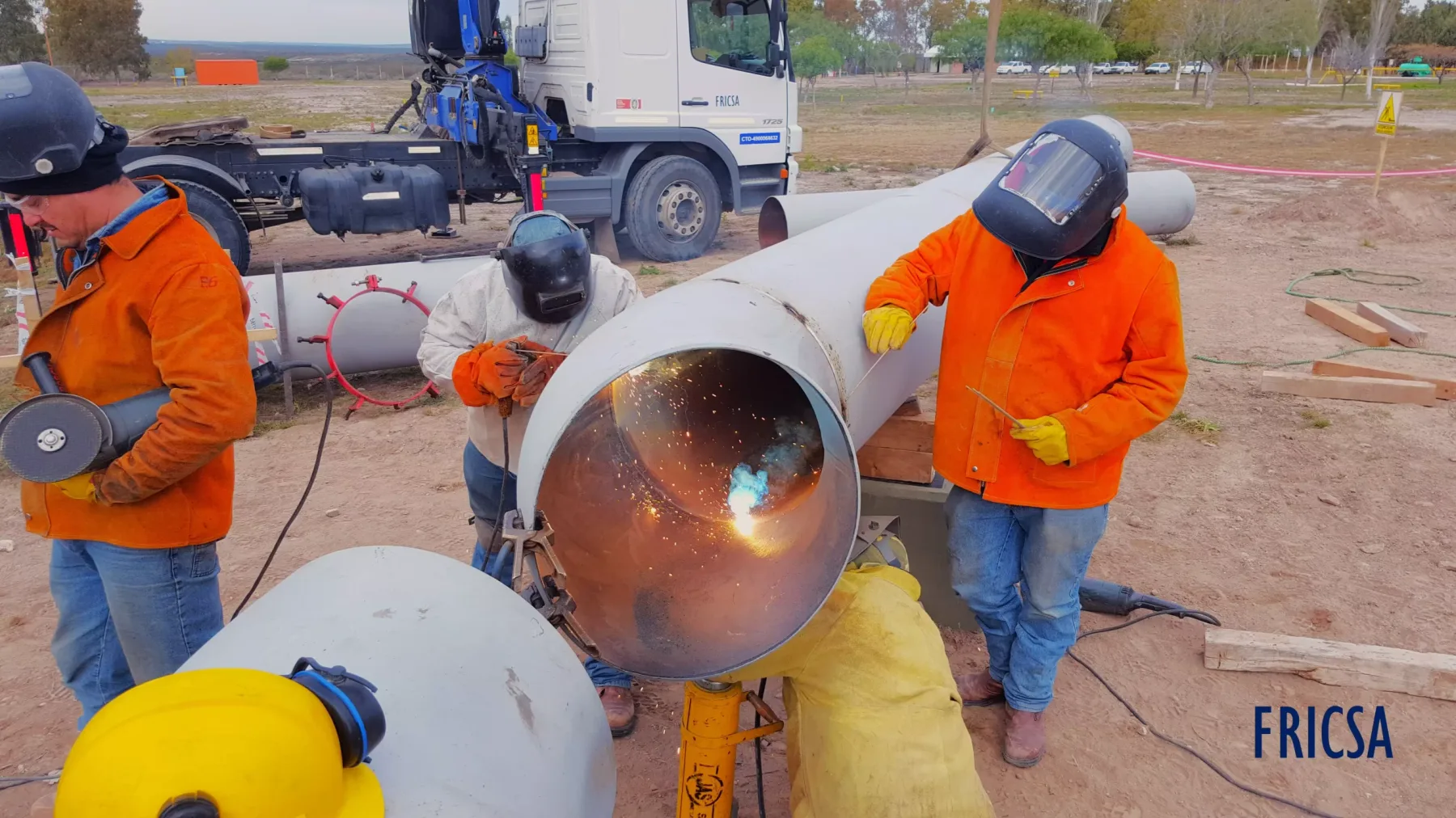 Equipo de FRICSA soldando una cañería de la red de incendio en campo
