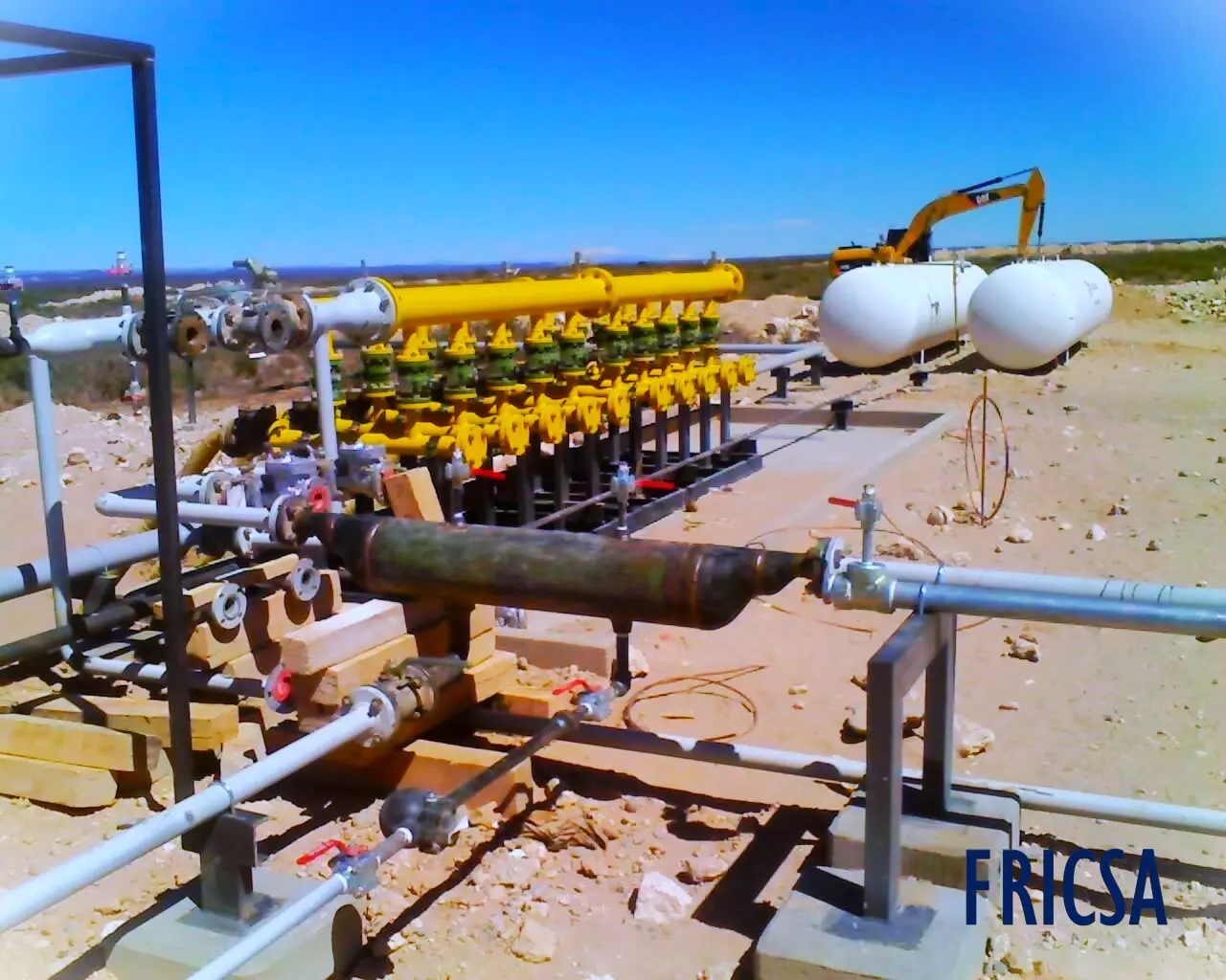 Colector de líneas y equipos de proceso durante la construcción