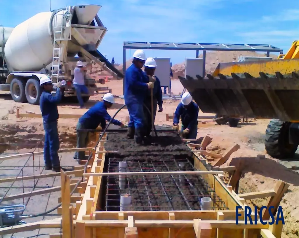 Equipo de FRICSA ejecutando bases de hormigón en la planta